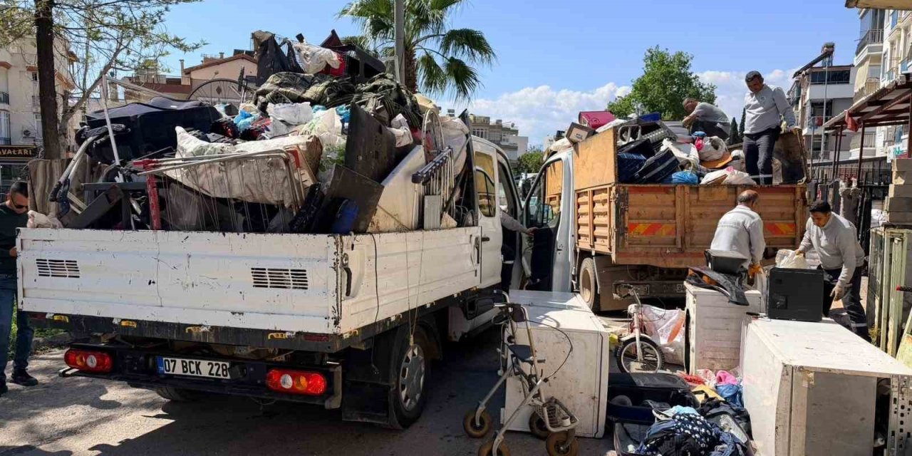 Belediye Boşaltıyor, O Dolduruyor: Daha Önce 2 Operasyonda 16 Kamyon Çöp Çıkan Evden 4 Kamyon Daha Çöp Çıktı