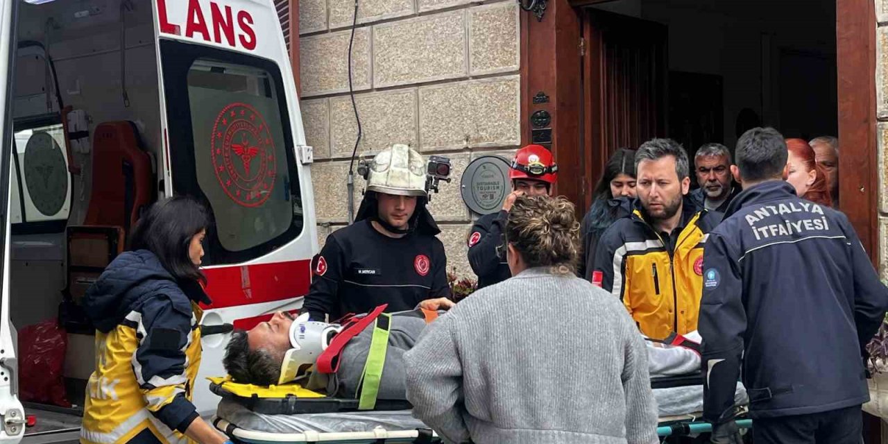 Antalya’da Depoya İnmek İsterken Düşen Genç Yaralandı