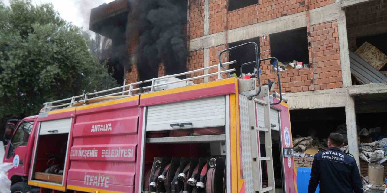 İçi Ve Etrafı Çöplerle Dolu Metruk Bina Yangını Mahalleliyi Tedirgin Etti