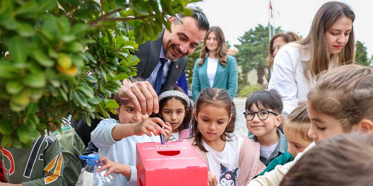 Başkan Vekili Çiçek Miniklerle Birlikte Atık Pil Topladı