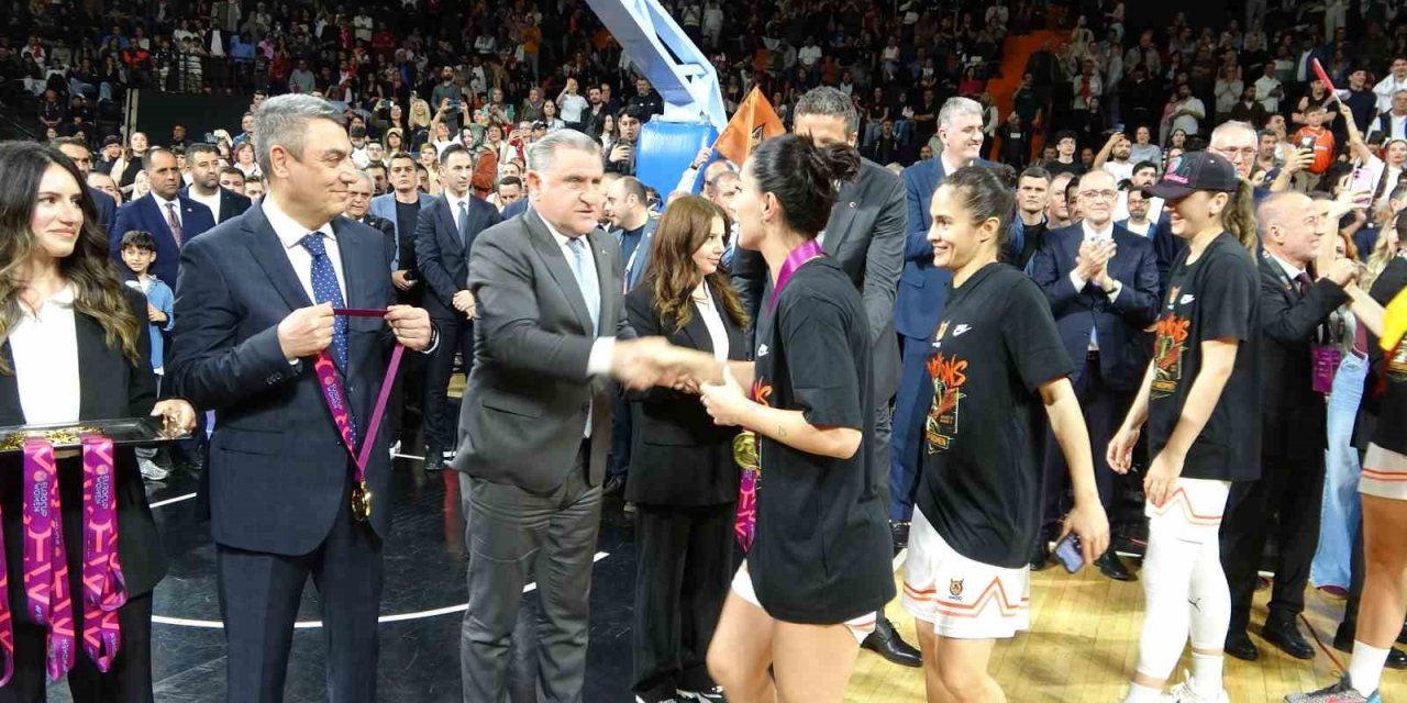 Bakan Bak, Çbk Mersin’in Şampiyonluk Sevincine Ortak Oldu