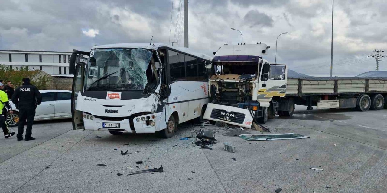 Karaman’da İşçi Servisi İle Tır Çarpıştı: 12 Yaralı