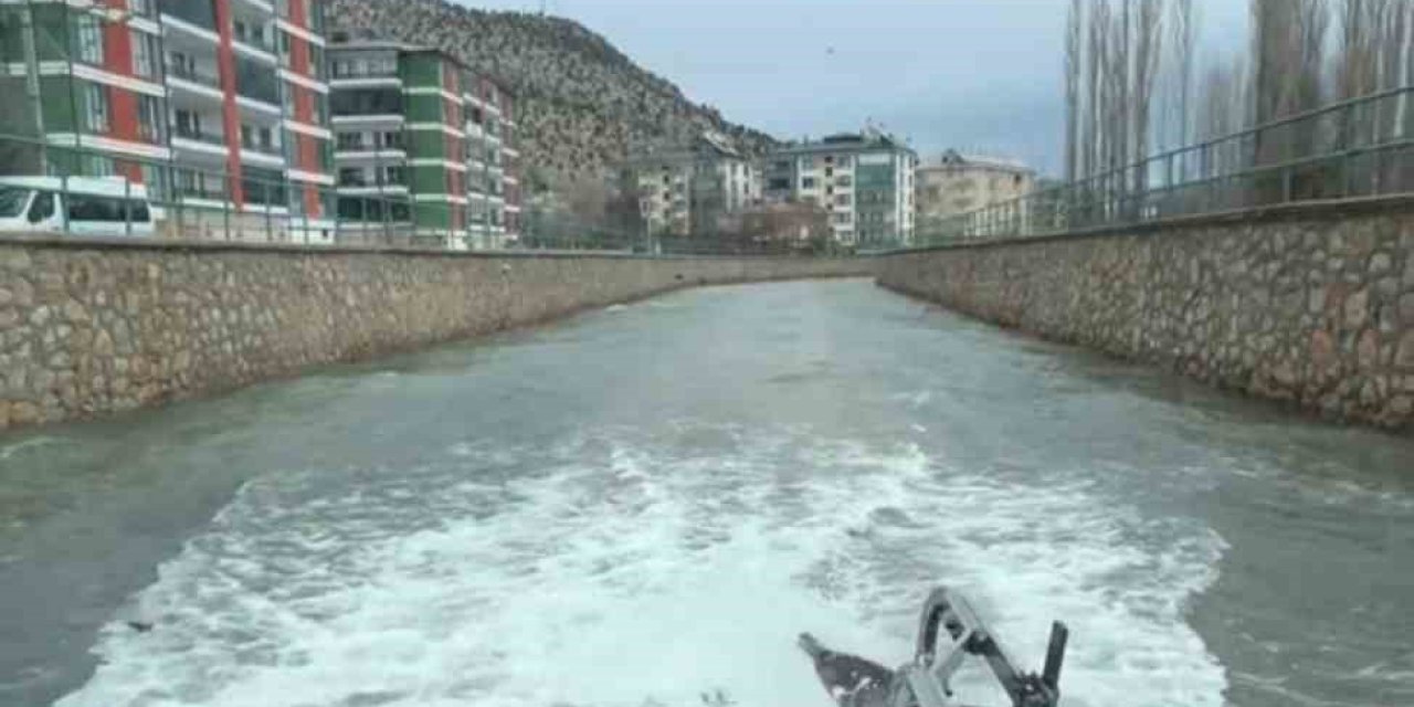 Traktörün Suda Gidişi İlgi Çekti