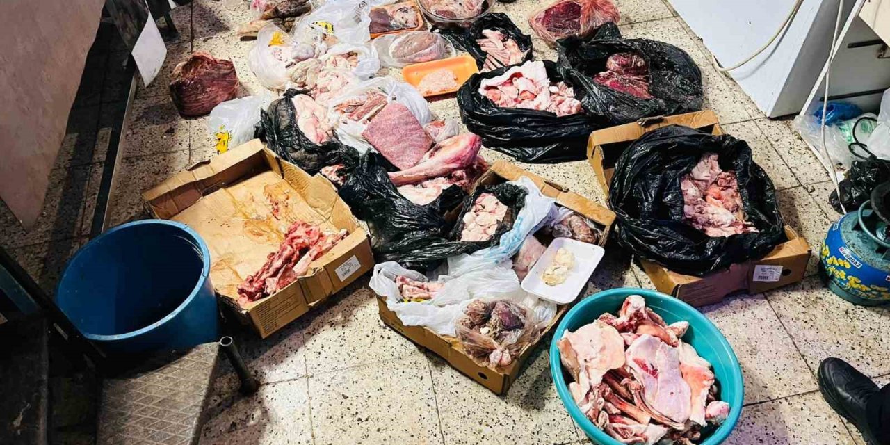 Antalya’da Kasap Dükkanında Mide Bulandıran Görüntü: Zabıtalar Gözlerine İnanamadı