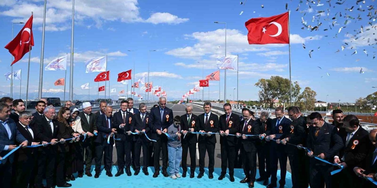 Bakan Uraloğlu: "eskiden Hemzemin Kavşakta Hizmet Veren Sinyalizasyon Sistemini Devre Dışı Bırakarak Trafiğin Dur-kalk Yapmaksızın Akışını Sağladık"