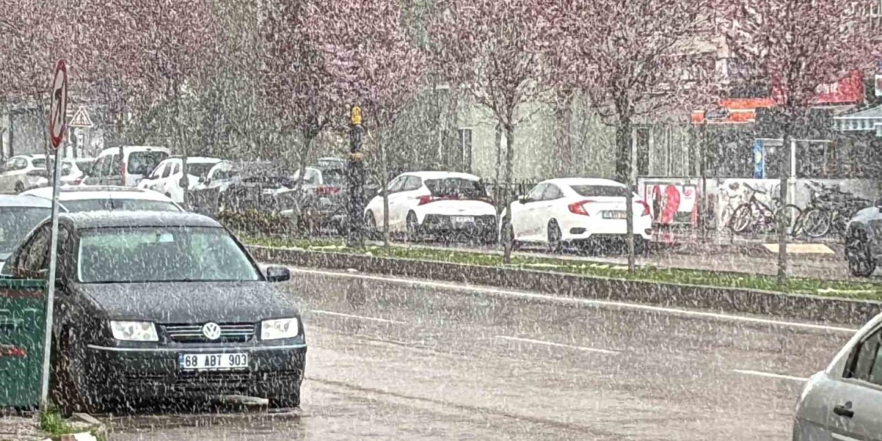 Aksaray’da Nisan Ayında Kar Yağdı