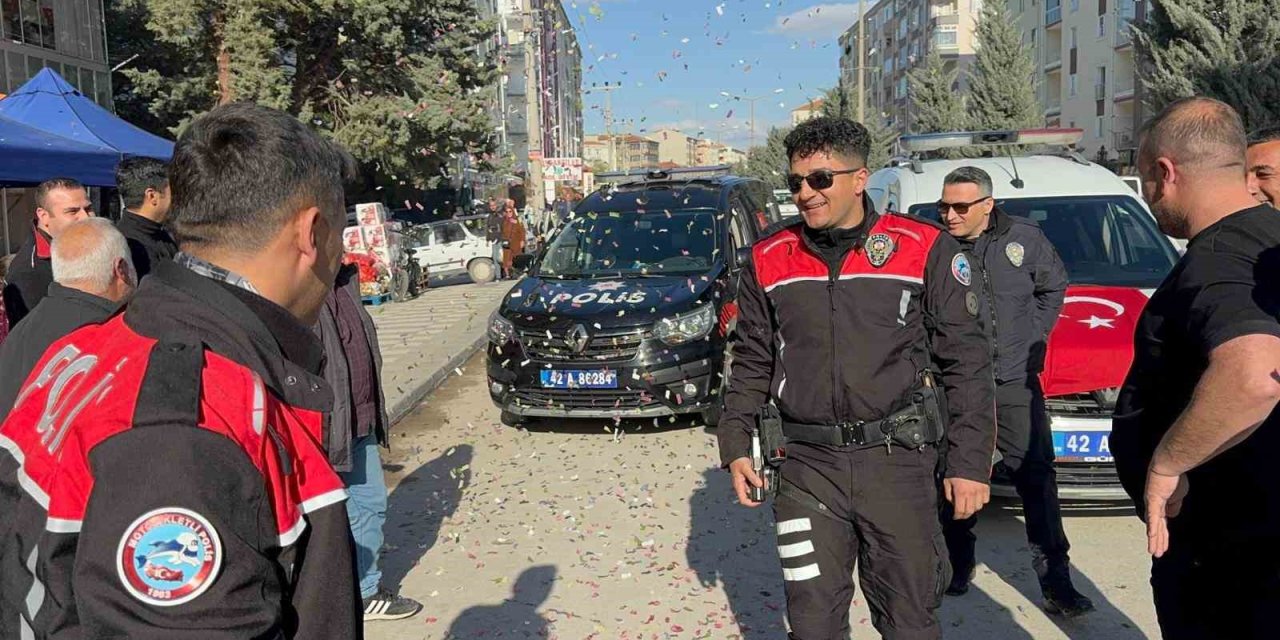 Kavga İhbarına Giden Polisler Pasta Ve Çiçekle Karşılandı