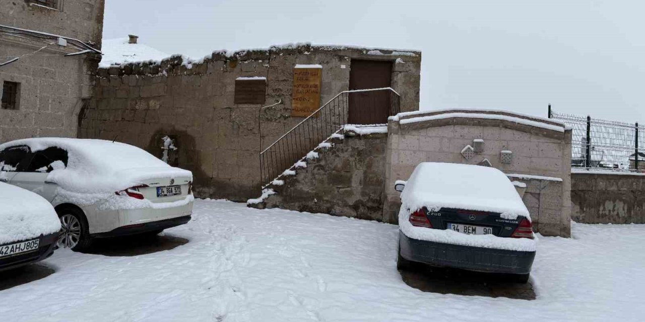 Aksaray’ın Güzelyurt İlçesi, Çiçek Açmış Meyve Ağaçları Ve Yağan Karla İlçe Beyaza Büründü