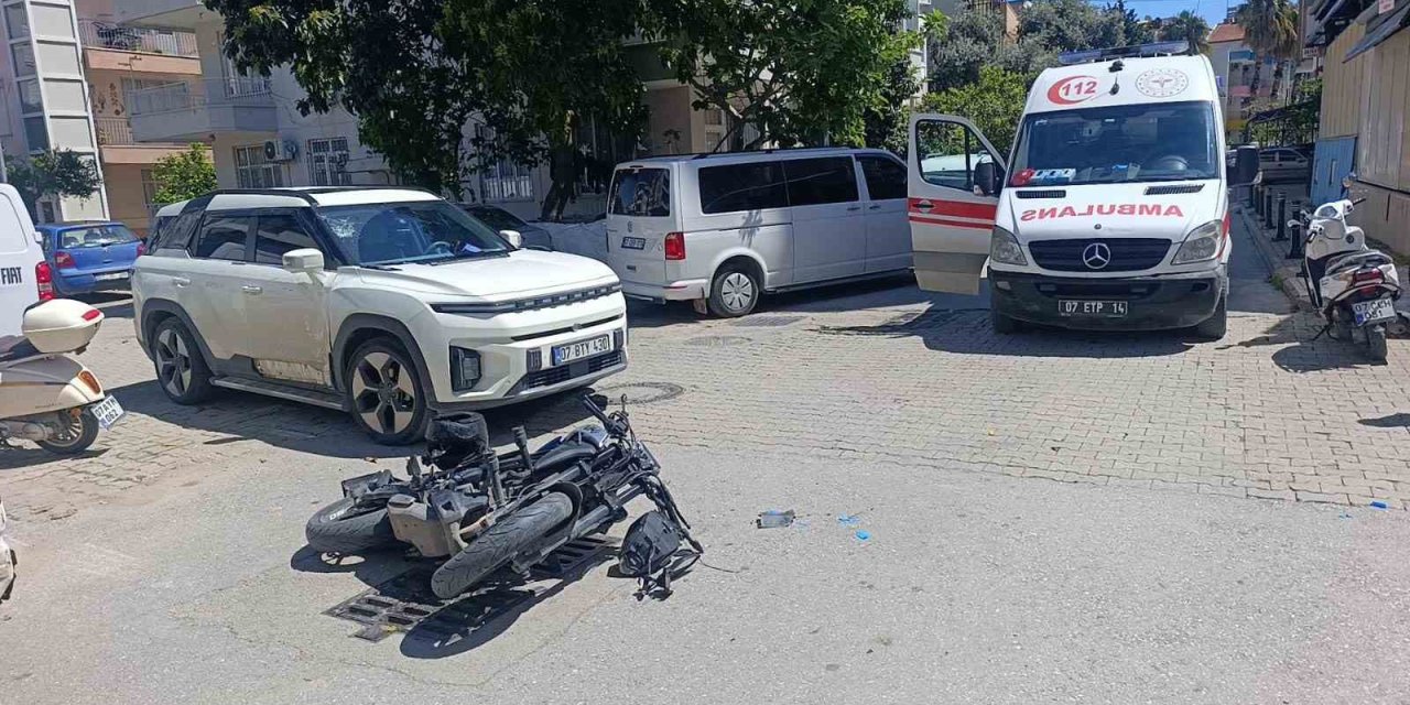 Motosiklet Otomobile Çarptı , O Anlar Güvenlik Kamerasına Yansıdı:1 Yaralı