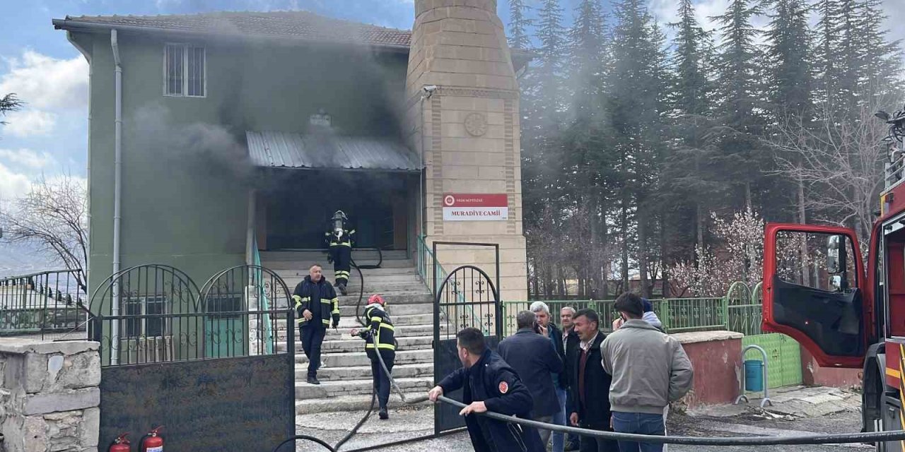 Niğde’de Camide Yangın, Ekiplerin Müdahalesi Sürüyor