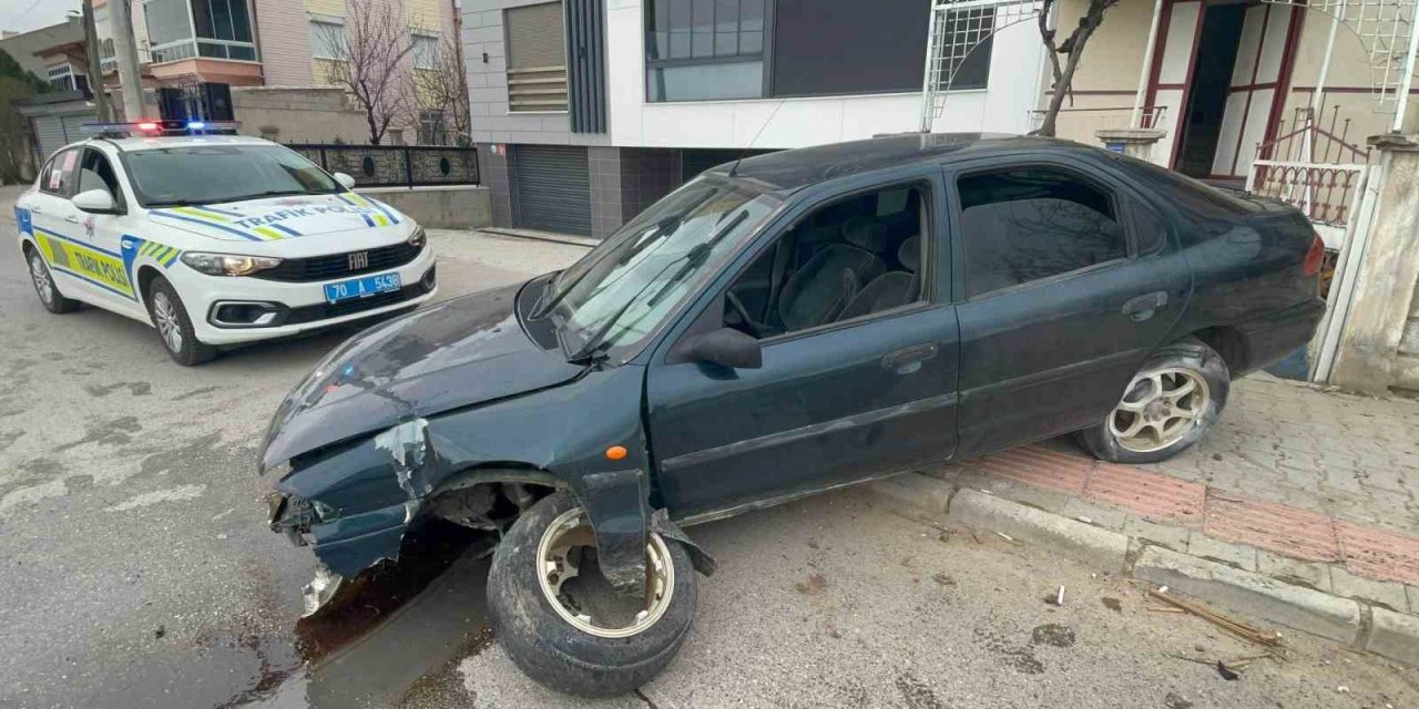 Karaman’da Kontrolden Çıkan Otomobil Kaldırıma Çıktı