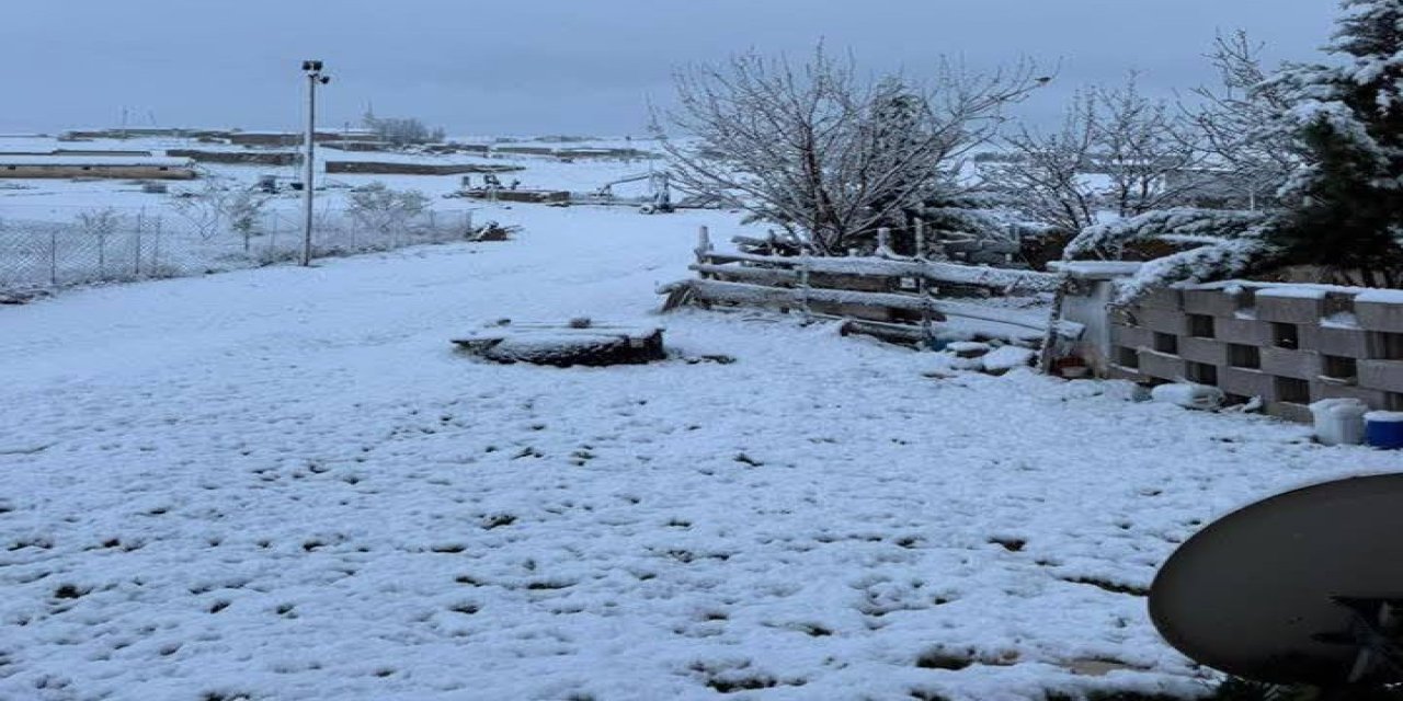 Karapınar’da Nisan Ayında Kar Yağışı