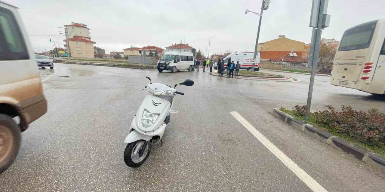 Karaman’da Minibüsle Motosiklet Çarpıştı: 1 Yaralı