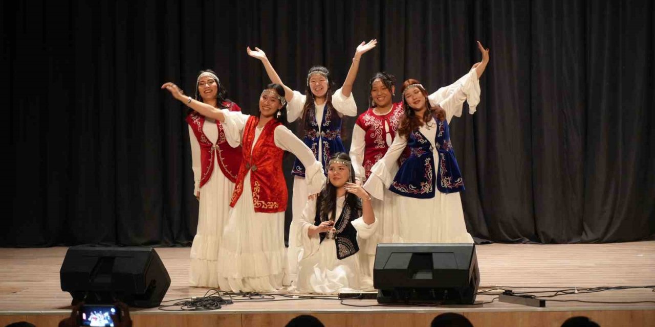 Niğde’deki Nevruz Etkinliklerinde Türk Dünyası Ezgileri Sahnelendi