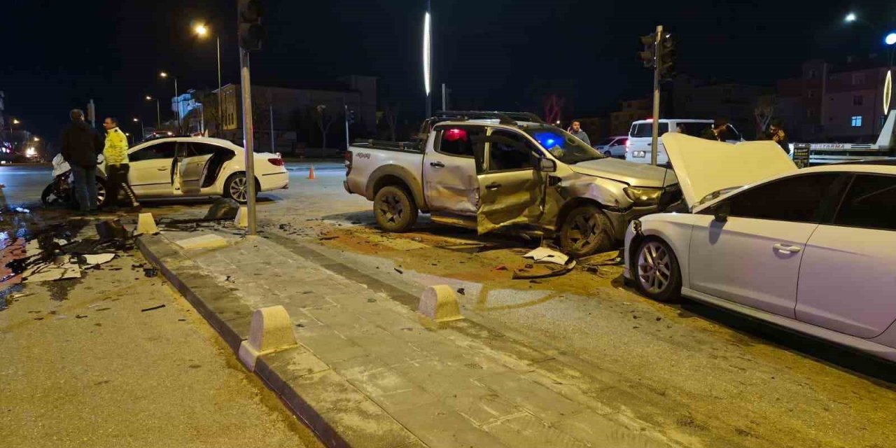 Pikap İle Otomobilin Çarpıştığı Kazada Ortalık Savaş Alanına Döndü: 6 Yaralı