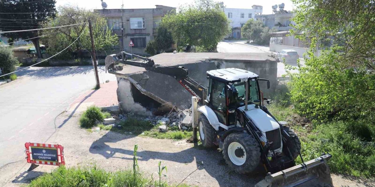 Akdeniz’de Tehlike Saçan Metruk Yapılar Yıkılıyor