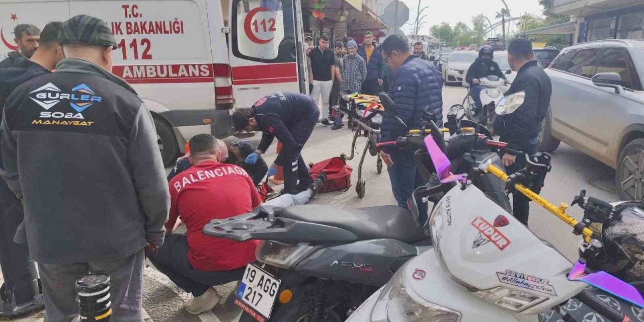 Hafif Ticari Araç İle Motosiklet Çarpıştı O Anlar Güvenlik Kamerasına Yansıdı: 1 Yaralı
