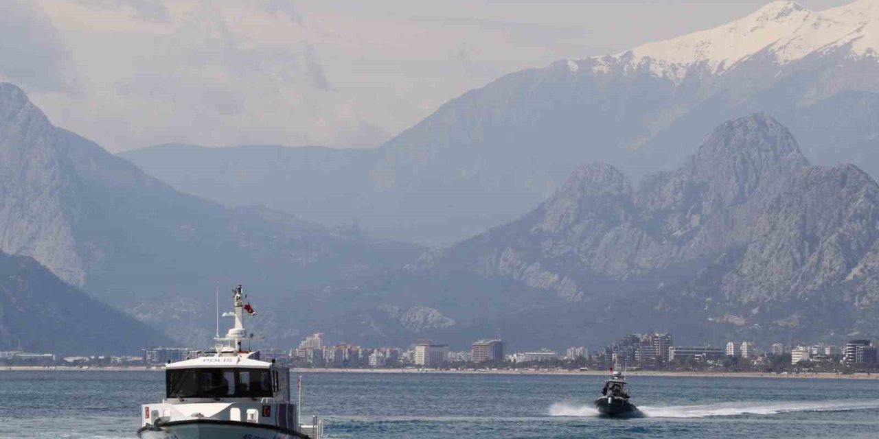 Suyun Altını Üstüne Getiriyor, Can Kurtarmak İçin Saniyelerle Yarışıyorlar