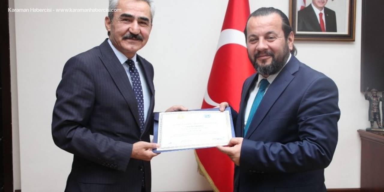 Belediye Başkanı Diplomasını Rektörün Elinden Aldı
