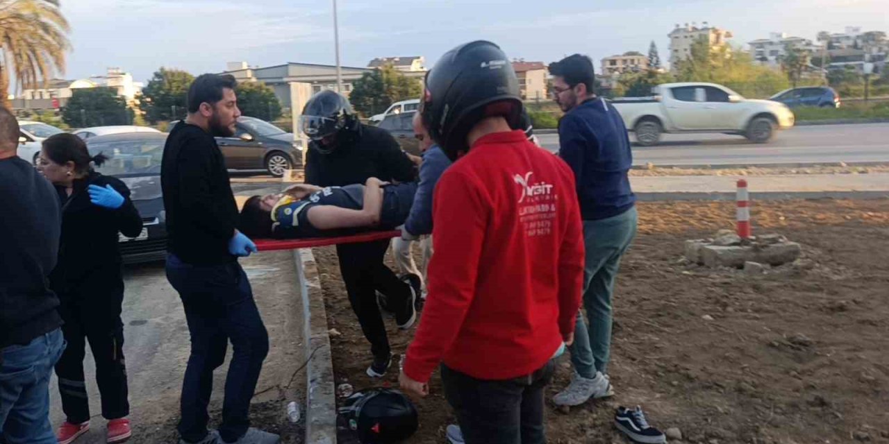 Çarpmanın Etkisiyle 20 Metre Fırlayıp Refüjdeki Toprağa Düşüp Hayata Tutundular: 2 Yaralı