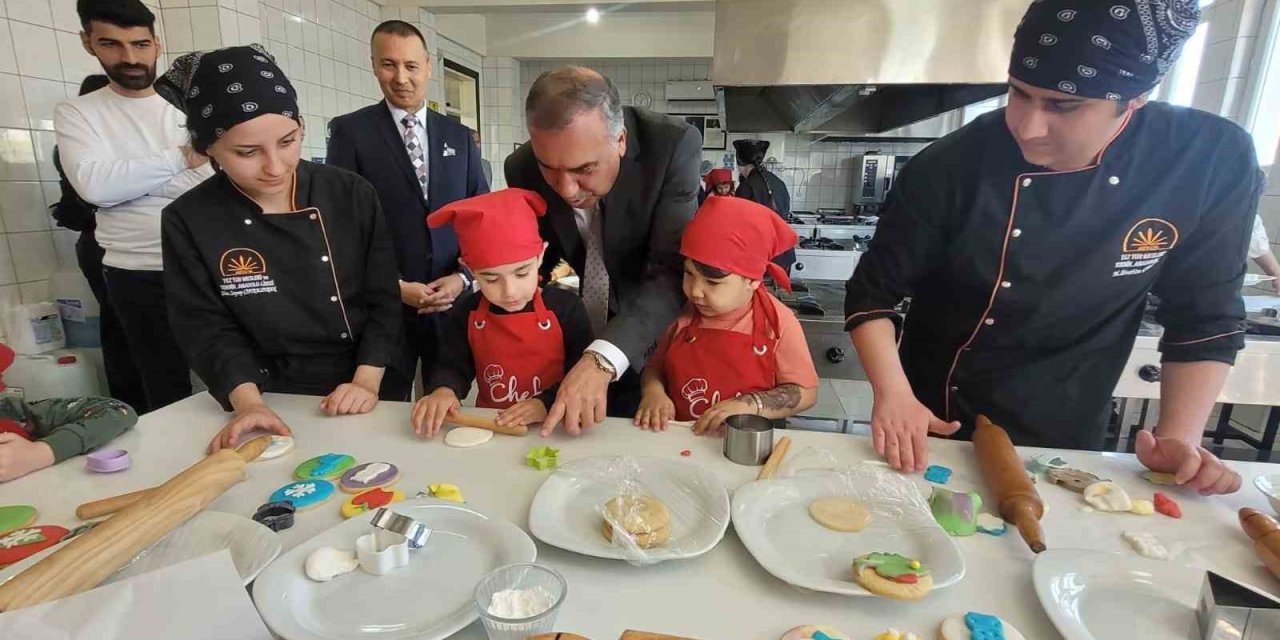 Antalya’da Minikler Mutfağa Girdi, Renkli Kurabiyeler Ortaya Çıktı