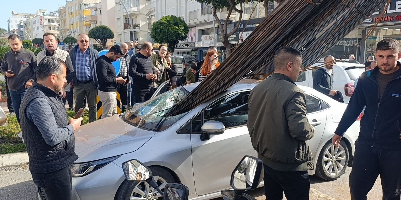 Kamyonun Üzerindeki İnşaat Demirleri Seyir Halindeki Otomobile ’ok’ Gibi Saplandı