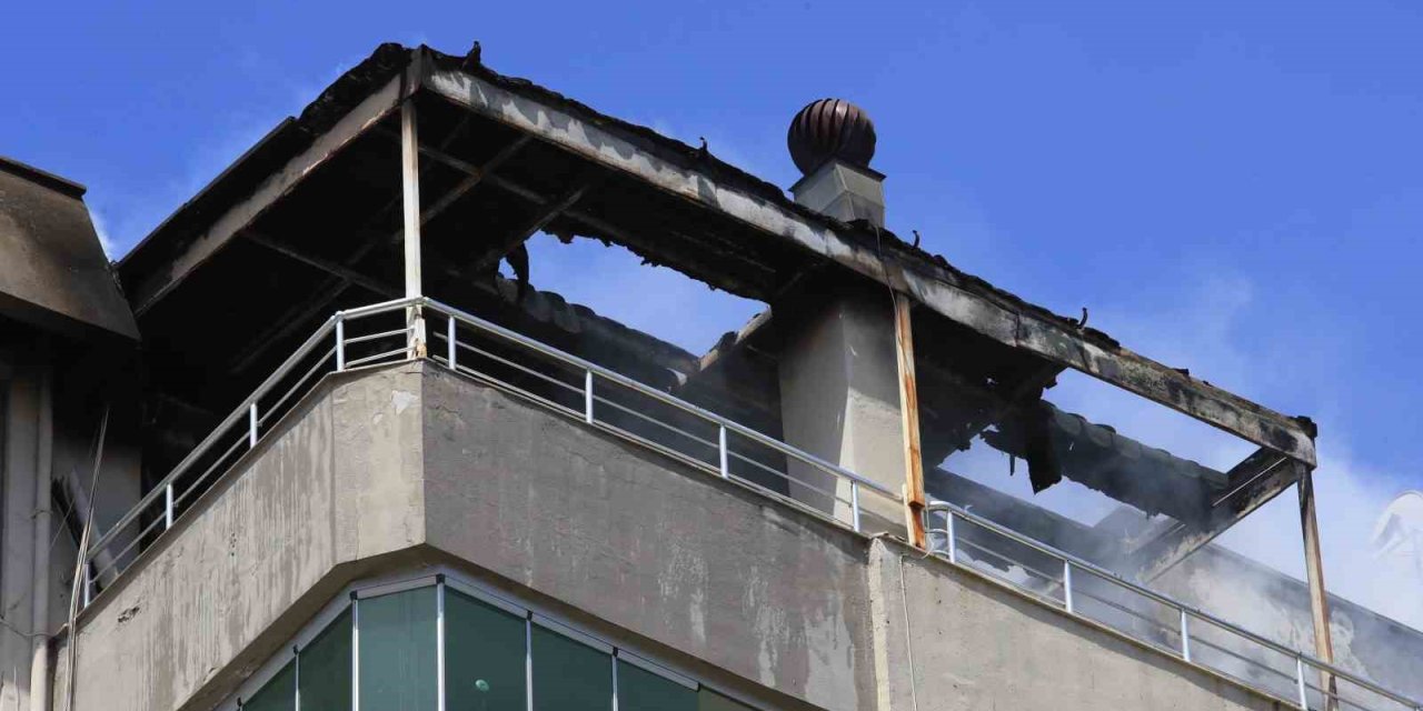 Binanın Teras Katında Çıkan Yangında Yaşlı Bina Sakinleri, Kapıları Çalan Kuryelerin Yardımıyla Tahliye Edildi