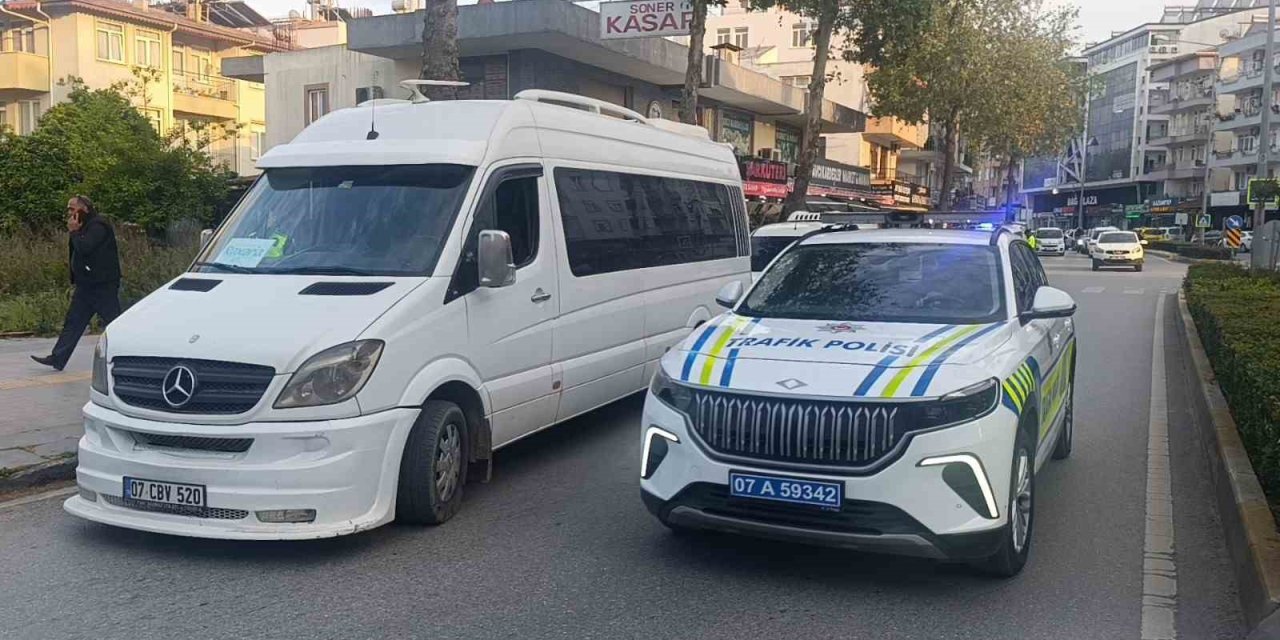 Manavgat’ta Motosiklet İle Minibüs Çarpıştı: 1 Yaralı