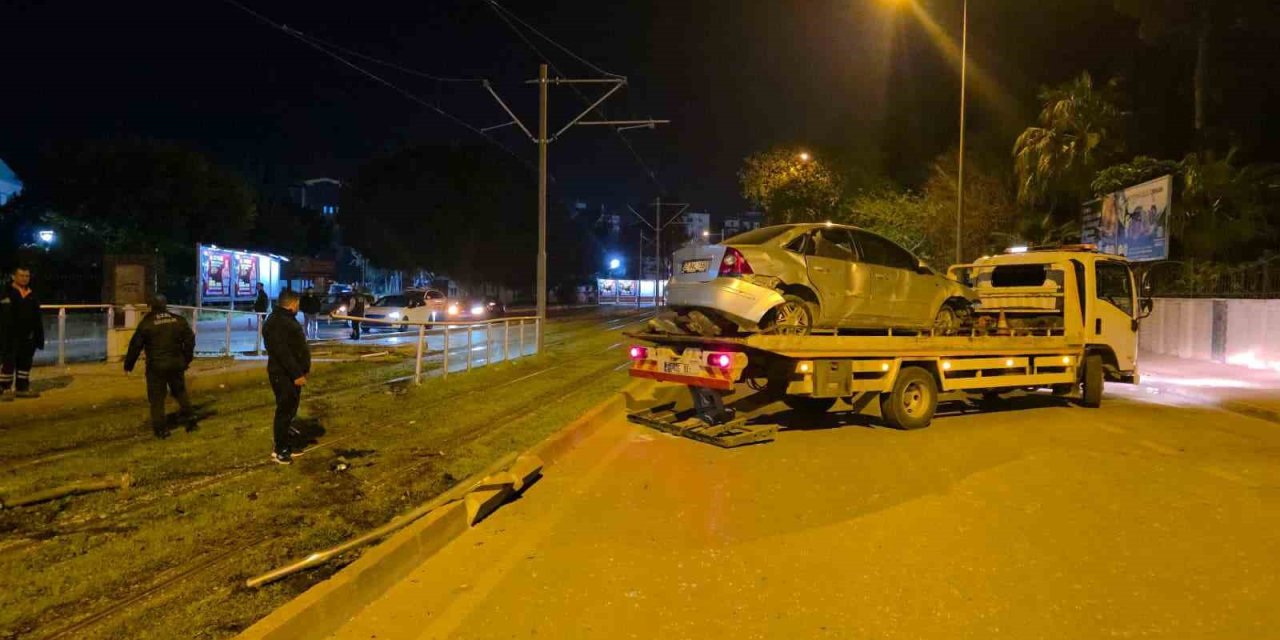 Antalya’da Alkollü Sürücü Tramvay Durağına Daldı