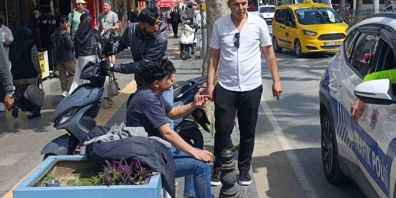 Manavgat’ta Korkutan Kazada Sürücü Kask Sayesinde Hayatta Kaldı