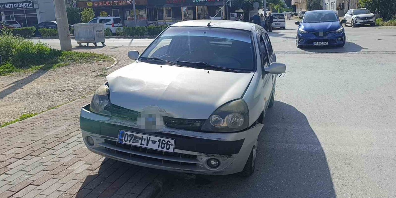 Hafif Ticari Araç İle Otomobilin Çarpıştığı Kaza Ucuz Atlatıldı