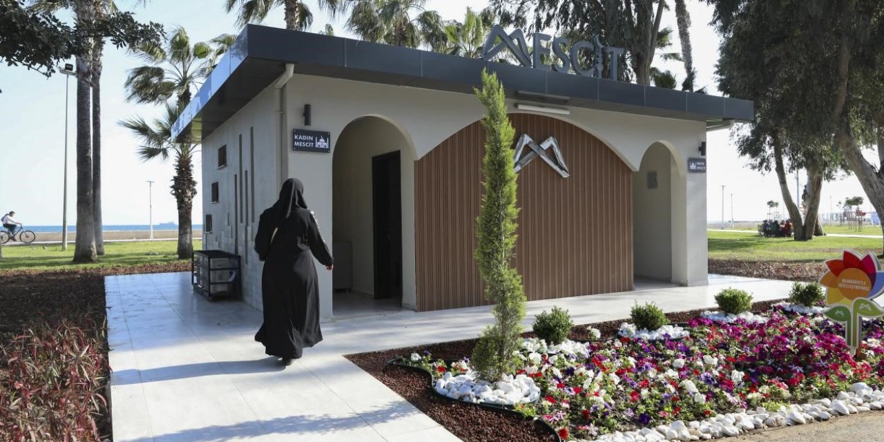 Mersin’de Sahil Bandına Modern Mescit