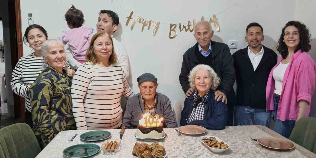 Mustafa Dede, 102’nci Yaş Gününü Çocukları Ve Torunlarıyla Kutladı