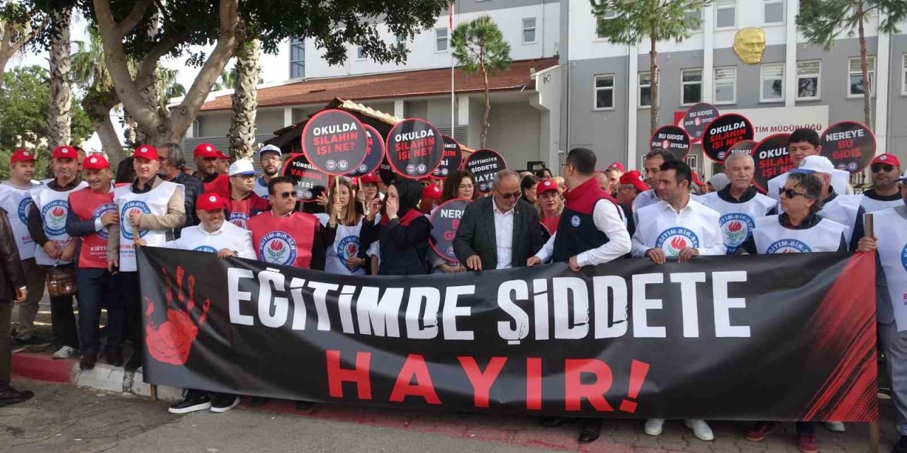 Antalya’da Okullara Yapılan Saldırılar Protesto Edildi