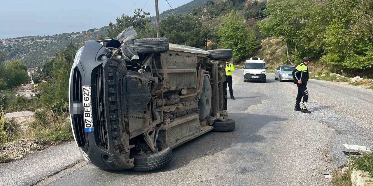 Alanya’da Refüje Çarpan Hafif Ticari Araç Devrildi: 1 Yaralı