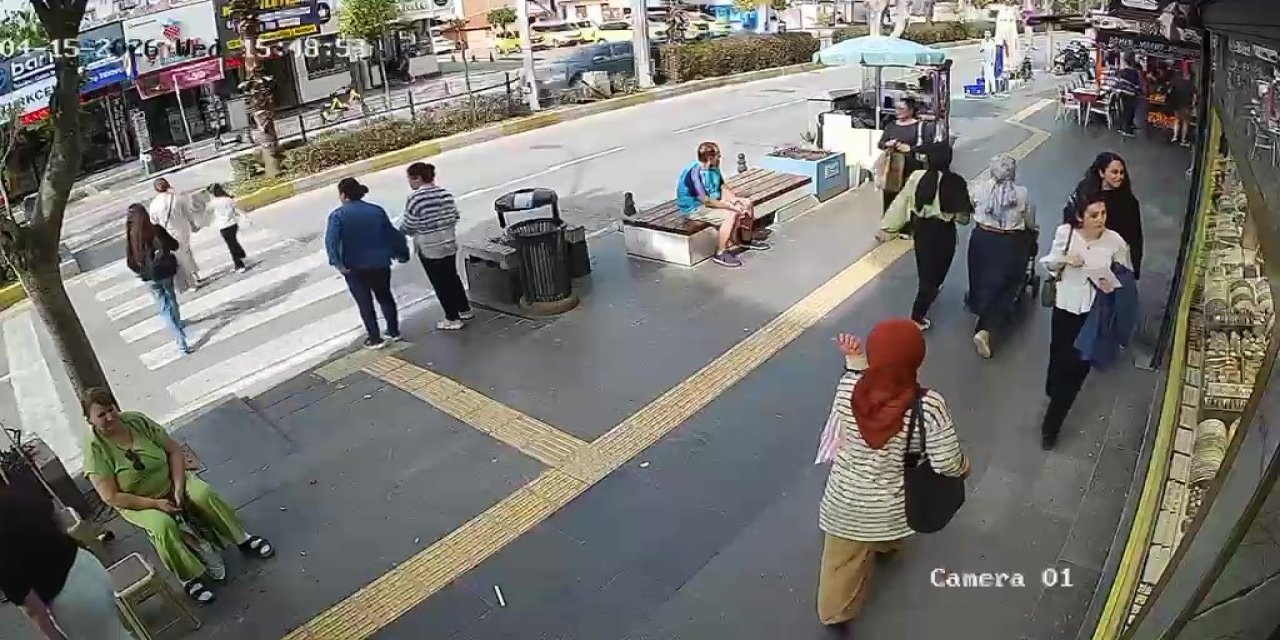 Yayalara Çarpan Motosiklet Sürücüsü Yaralılar Yerde Yatarken Olay Yerinden Kaçtı