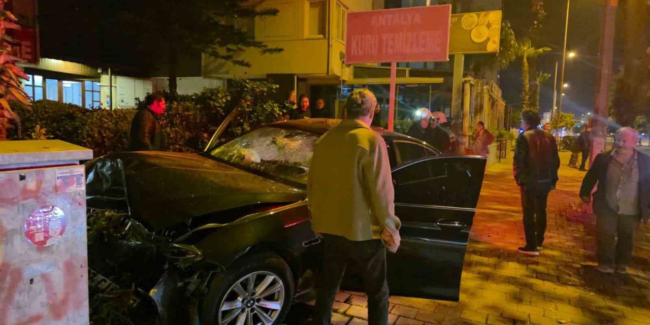 Antalya’da Kontrolden Çıkan Lüks Otomobil Duvara Çarptı: 1 Ölü