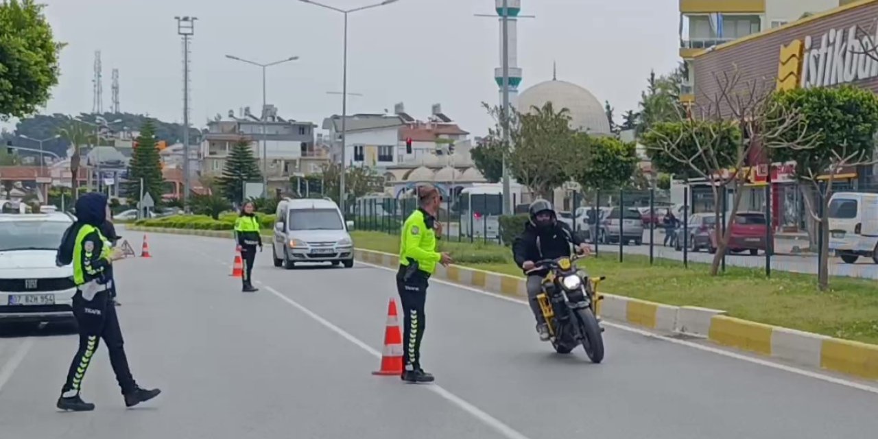 Motosikletini Uygulama Yapan Polislerin Üzerine Sürüp Kaçtı
