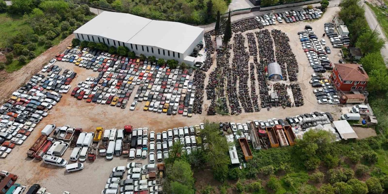 Yediemin Otoparkları Araç Mezarlığına Döndü, Milyonluk Araçlarla Hurdaya Dönenler Aynı Alanda Sahiplerini Bekliyor
