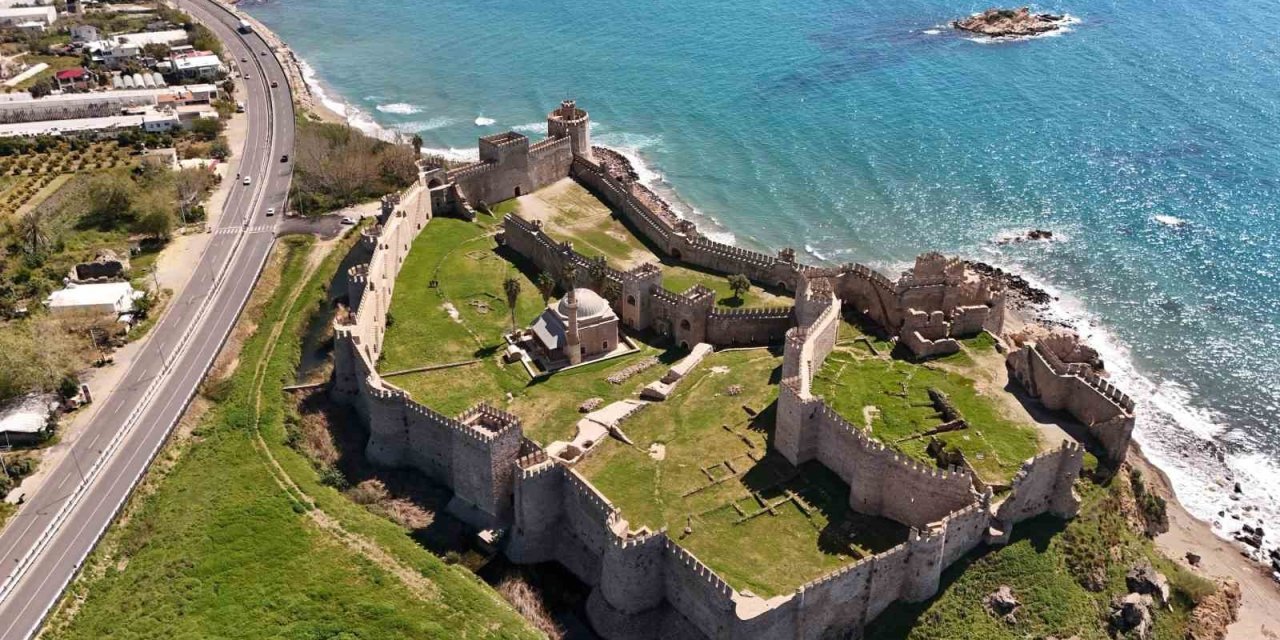 Mamure Kalesi Camisinde 700 Yıldır İbadet Sürüyor