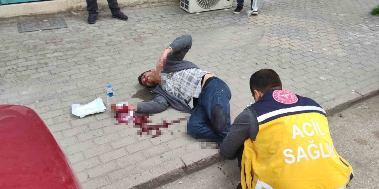 Aksaray’da İki Kardeş Tartıştıkları Genci Bıçakla Yaralayıp Kaçtı