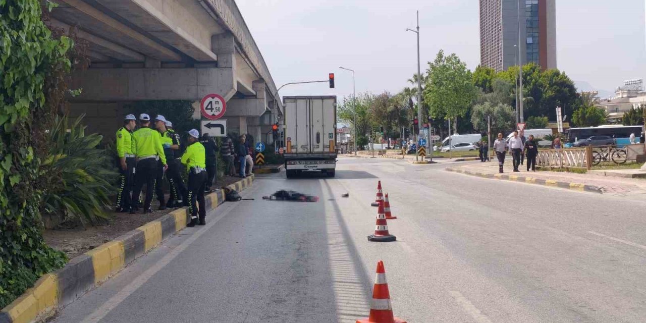 Mendil Sattığı Işıkta Tırın Altında Kalan Yaşlı Katdın Öldü, Kaza Anı Güvenlik Kamerasında