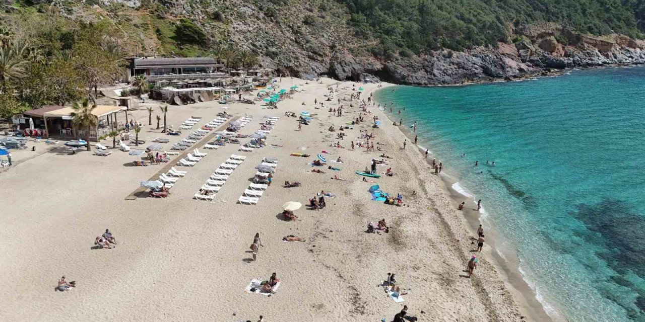 Hava Sıcaklığının 24 Dereceye Yükseldiği Alanya’da Sahiller Doldu