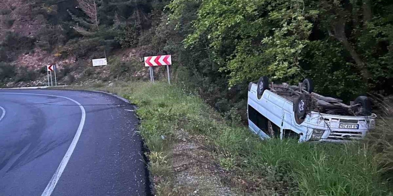 Minibüs Yoldan Çıktı: 2 Yaralı