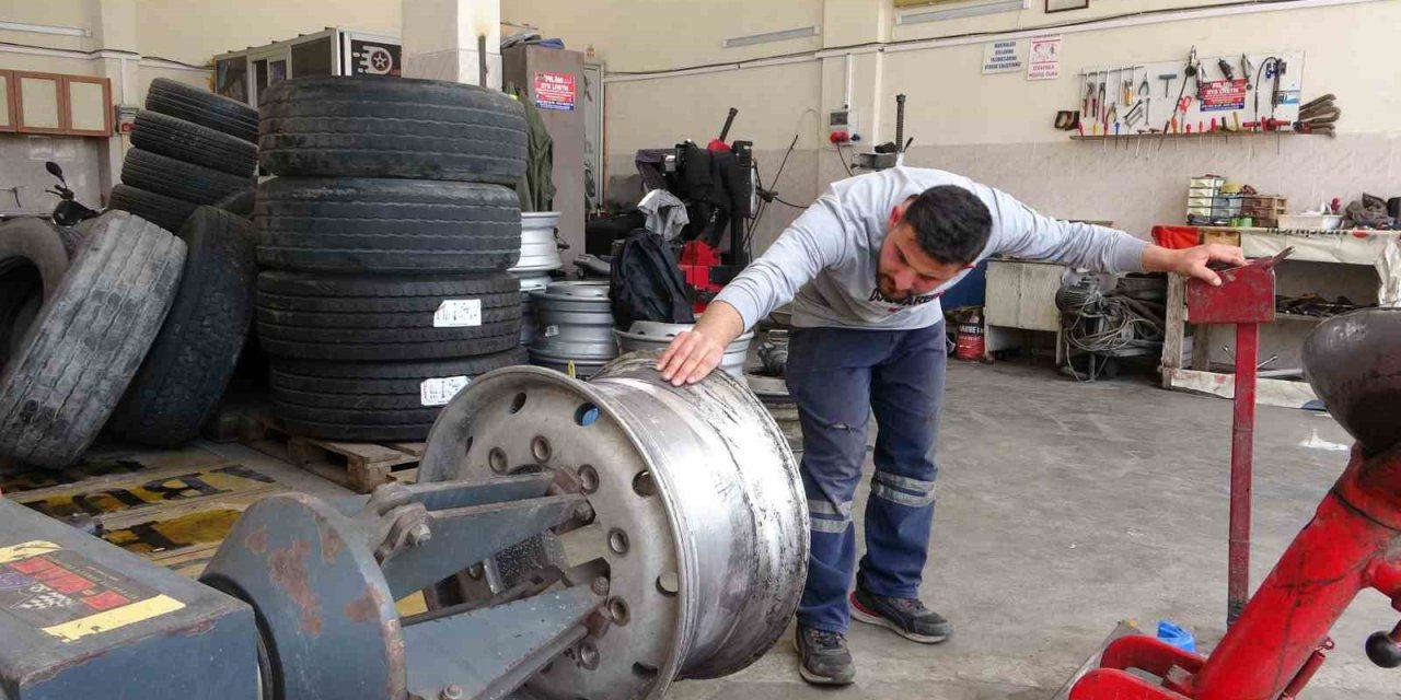 Mersin’de Kamyon Lastiği Şişirirken Patladı: O Anlar Kamerada