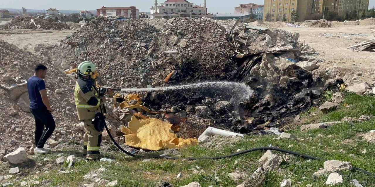 Tutuşan Atık Malzemeler İtfaiye Ekiplerince Söndürüldü