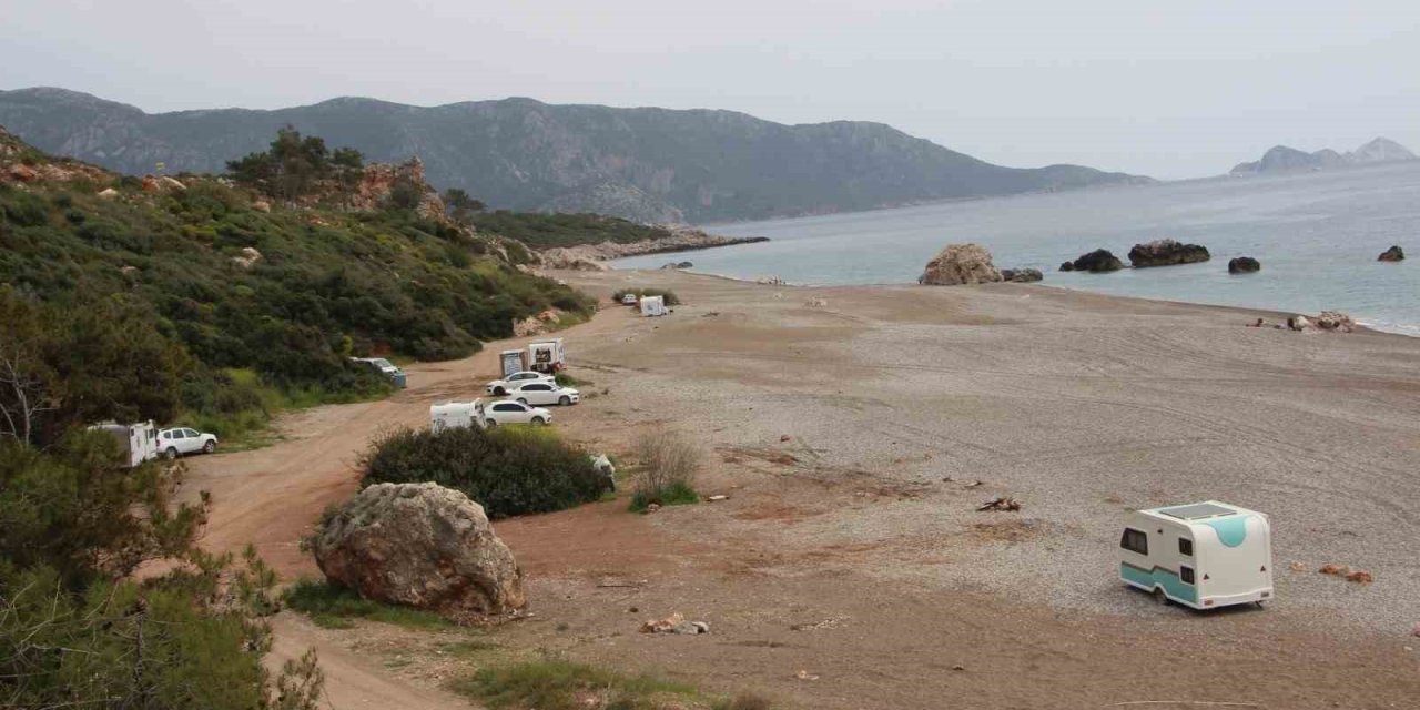 Kumluca’da Sahil Ve Kamu Alanlarında Karavan Konaklaması Yasaklandı, Karavancılar Bölgeden Çıkarıldı