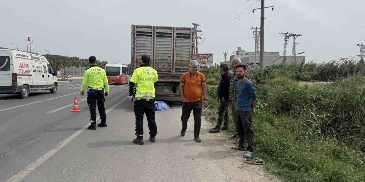 Park Halindeki Kamyona Çarpan 80 Yaşındaki Motosikletli Hayatını Kaybetti