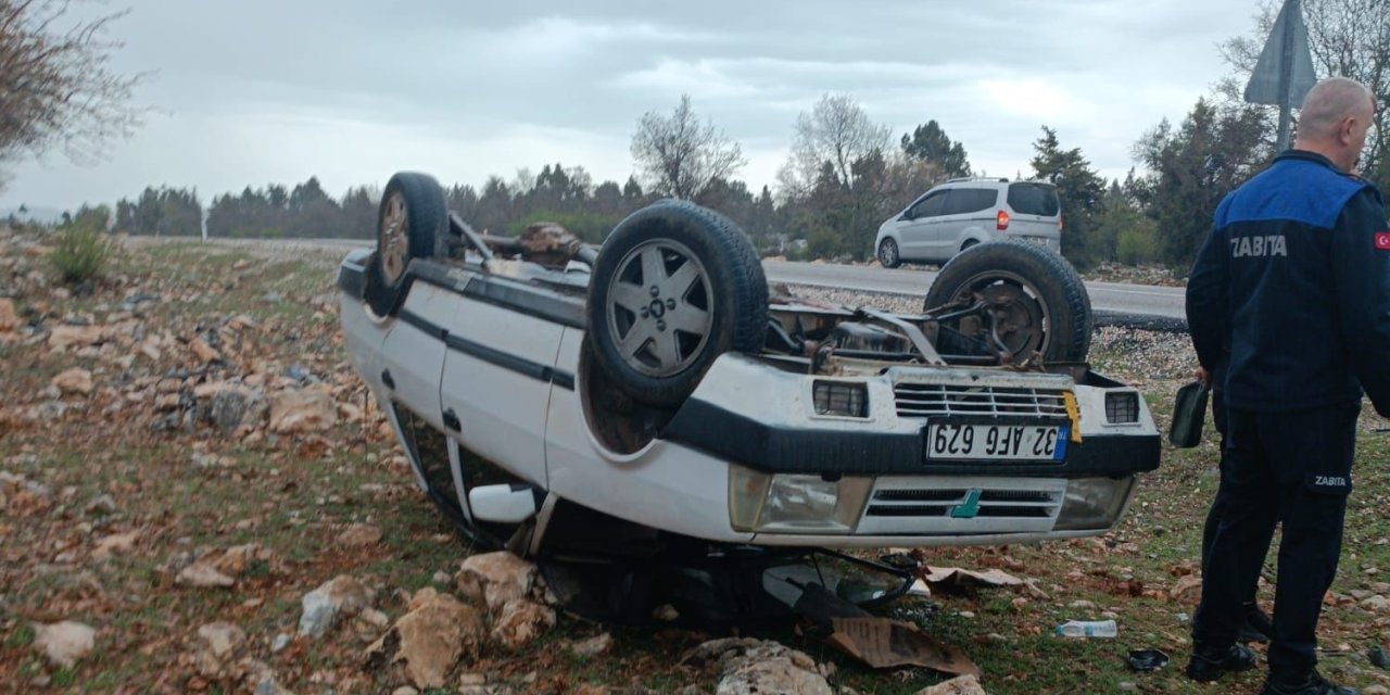 Araziye Devrilen Otomobilden Yara Almadan Çıktılar