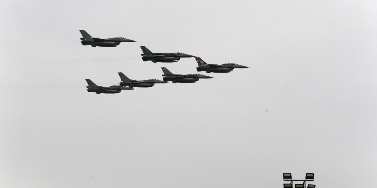 Konya’da Solotürk Ve Türk Yıldızları’ndan Öğrencilere 23 Nisan Gösterisi